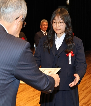 神戸新聞社賞に選ばれた洲本高１年の細川咲希花さん＝１日午後、神戸新聞松方ホール（撮影・長嶺麻子）