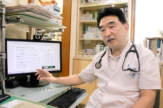 「薬の処方と同じ感覚で、薬以外の選択肢としてアプリを患者に勧めている」と話す勝谷友宏医師＝尼崎市七松町２、勝谷医院