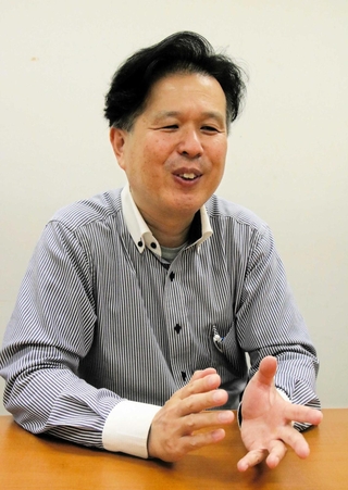 「年をとるにつれて健康不安は増えている。アプリのおかげで改善できた習慣を続けていきたい」と話す堤充さん＝神戸市中央区