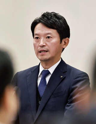 再選後初の兵庫県議会本会議に臨み、発言する斎藤元彦知事＝３日午前、神戸市中央区、県公館（撮影・長嶺麻子）