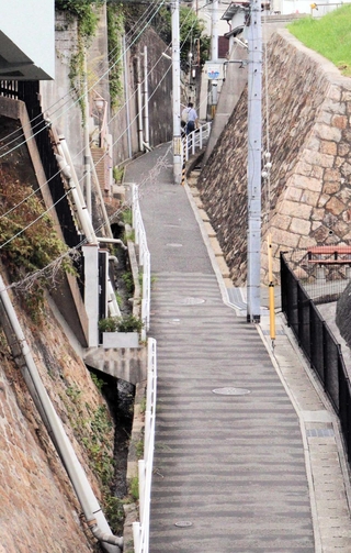 当時２１歳の女性が介護中の祖母を窒息死させた事件現場付近の坂道＝神戸市須磨区内