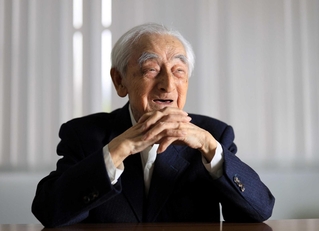 賀川浩さん＝２０２０年７月、神戸市中央区（撮影・鈴木雅之）