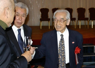 日本サッカー殿堂入り祝賀パーティーで出席者と談笑する賀川浩さん＝２０１０年１１月、神戸ポートピアホテル