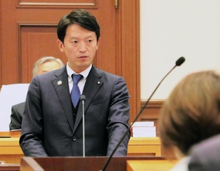 議員の質問に答える斎藤元彦知事＝６日午前、兵庫県議会本会議場