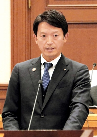 兵庫県議会の本会議で議員の質問に答える斎藤元彦知事＝６日午前、県議会本会議場