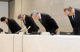 医療ミスの記者会見で頭を下げる神戸大病院の真庭謙昌院長（右から２人目）ら＝６日午後、神戸市中央区楠町７