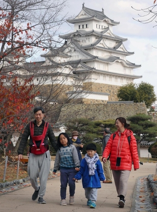 １８歳未満の入城料が一律で無料となる姫路城＝６日午後、姫路市本町（撮影・辰巳直之）