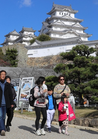 １８歳未満の入城料が一律で無料となる姫路城＝６日午後、姫路市本町（撮影・辰巳直之）