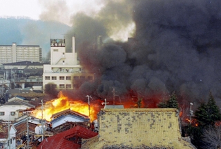 徐々に近づく炎と高橋病院＝１９９５年１月１７日、神戸市長田区