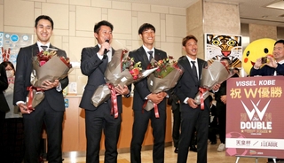 兵庫県職員らに歓迎され、相好を崩すヴィッセル神戸の吉田孝行監督（左から２人目）ら＝県庁