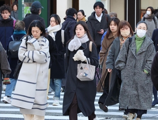 マフラーやコートなどで防寒対策をして出勤する人たち＝１０日午前、神戸市中央区、ＪＲ元町駅前（撮影・笠原次郎）