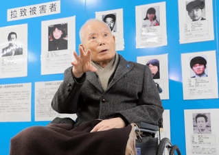 パネル展の会場で思いを語る有本明弘さん＝神戸市中央区下山手通５
