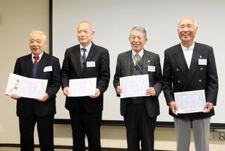 受賞した（左から）伊東正和さん、宍田正幸さん、野村勝さん、古市忠夫さん＝神戸市中央区下山手通６