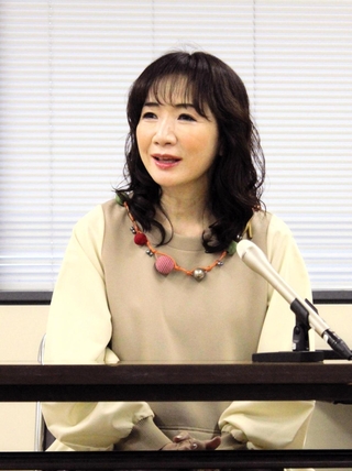 神戸での復興支援ライブについて語る平松愛理さん＝11日午後、神戸市中央区加納町６