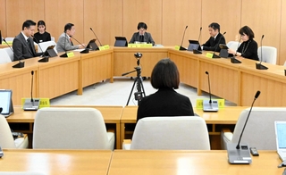 健全な選挙活動を守るため、国に必要な法整備を求める意見書案をまとめた兵庫県議会の政調会長会＝１２日午前、兵庫県庁