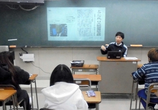 共有フォルダーの新聞記事を使って授業が進められた＝神戸市長田区寺池町１、湊川高校