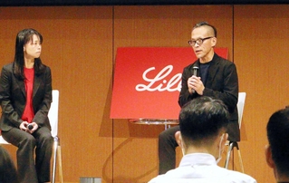 神戸市の相談窓口で課長を務める上田智也氏（壇上右）。イベントなどでも積極的に啓発活動に取り組む＝神戸市中央区磯上通５