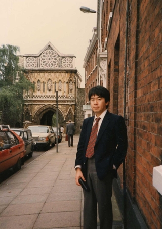 留学中に学会に参加した際の高橋玲比古さん＝１９８７年ごろ、英国（本人提供）