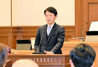 兵庫県議会の閉会に合わせ、あいさつをする斎藤元彦知事＝県公館