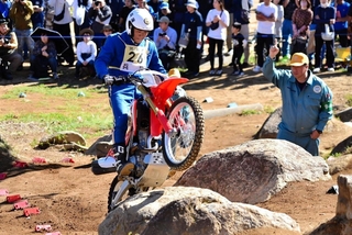 全国白バイ安全競技大会で、未舗装のコースを走る「トライアル」に挑む兵庫県警交通機動隊員ら（県警提供）