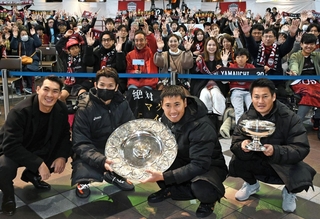 サポーターに２冠を報告するヴィッセル神戸の（右から）吉田孝行監督、前川黛也、扇原貴宏、司会の槙野智章さん＝14日午後、神戸市中央区東川崎町１（撮影・大田将之）