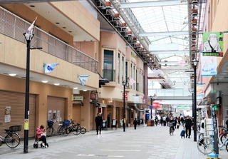 大正筋商店街。復興再開発事業が完了した新長田駅南地区は、にぎわい再生へ模索が続く＝神戸市長田区久保町６