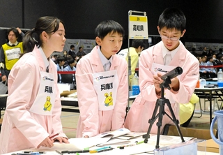 天体望遠鏡を組み立てる大久保中の生徒＝姫路市神屋町