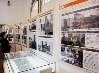 被災直後と現在の町並みを比較したパネルが並ぶ会場＝神戸市灘区六甲台町