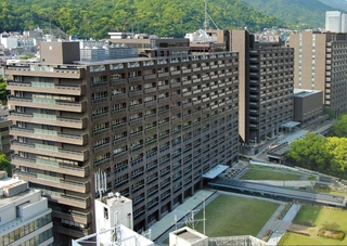 兵庫県庁１、２、３号館（左から）＝神戸市中央区下山手通５