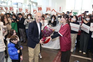 神戸市職員らに出迎えられるアンドレス・イニエスタさん＝１８日午後、神戸市中央区加納町６（撮影・小林良多）