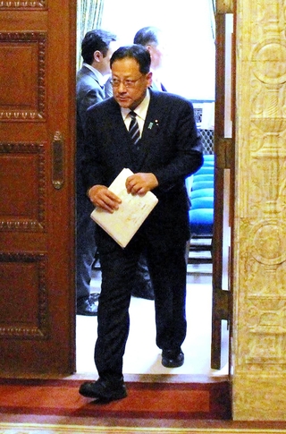 政倫審の委員室から退出する関芳弘衆院議員＝18日午前、国会内