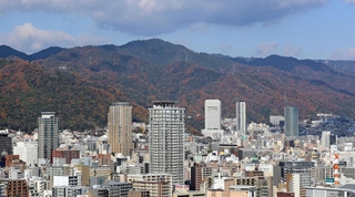 神戸の市街地から望む六甲山地。活断層の活動によって隆起したとされる（撮影・笠原次郎）