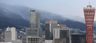雪で白く染まった六甲山地＝１９日午前、神戸市中央区東川崎町１から（撮影・大田将之）