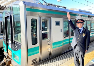 一日駅長として体験できる発車の際の業務（ＪＲ西日本提供）
