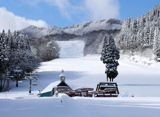 一面に雪が積もったハチ北高原スキー場＝１９日午後、兵庫県香美町村岡区大笹