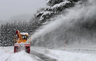 道路に積もった雪を取り除く車＝１９日午前、養父市別宮（撮影・吉田みなみ）
