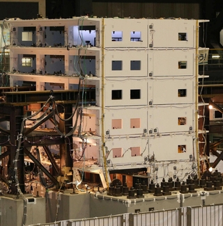 鉄筋コンクリート造６階建てのマンションの震動台実験。１階部分の柱や壁面を中心に激しく損傷した＝２０１５年１月、いずれも三木市志染町