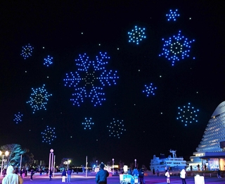 ２１日からの本番を前に行われたドローンショーのリハーサルの光景＝１９日夜、神戸市中央区波止場町のメリケンパーク（撮影・風斗雅博）