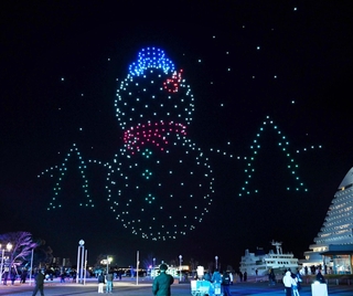 「神戸ハイカラクリスマス」の期間中に披露される予定のクリスマス・ドローンショー＝１９日夜、神戸市中央区波止場町のメリケンパーク（撮影・風斗雅博）