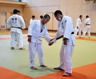 稽古に汗を流す沼島中学校の柔道部員＝２０２２年４月、南あわじ市沼島