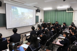 神戸市長田区の火事を伝える音声と動画を見る生徒ら＝須磨友が丘高校