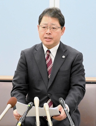 会見する「ともにつくる兵庫みらいの会」共同世話人の津久井進弁護士＝20日午前、神戸市中央区