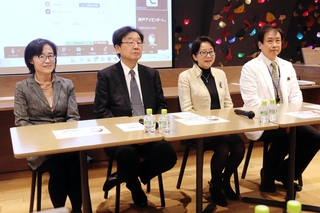 ＣＦへの協力を呼びかける高橋政代さん（右から２人目）＝神戸市中央区港島南町２、神戸アイセンター