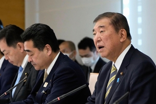 防災立国推進閣僚会議の初会合で発言する石破首相（右）＝20日午前、首相官邸