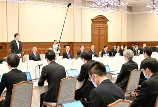 兵庫県と神戸市が共通の課題について意見を交わした県・神戸市調整会議＝県公館
