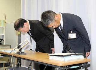 市職員の停職処分を受け、会見で謝罪する姫路市の幹部職員ら＝姫路市役所