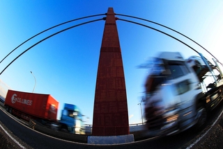 ヤジロベエ橋とも呼ばれる摩耶大橋＝神戸市中央区と灘区の境（魚眼レンズを使用）