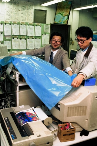 震災から２カ月後、発生直後の様子を記者に説明する饒村曜さん（左）ら＝１９９５年３月９日、神戸市中央区中山手通７