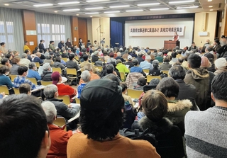 兵庫県知事選を巡る問題について報告が行われた集会。参加者であふれ、大ホール以外にも部屋が用意された＝２２日午後、神戸市中央区中山手通４、市教育会館