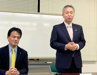 兵庫維新の会の新代表に選出され、記者会見に臨む金子道仁参院議員（右）と現代表の片山大介参院議員＝22日夜、神戸市内